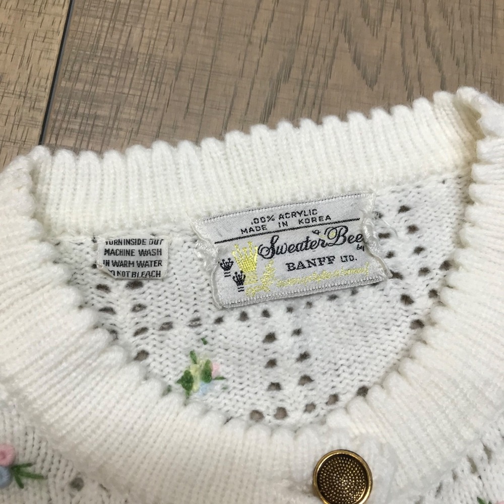 Vintage Sweater Bee by Banff Poncho Cape Womens White embroidered Floral Cottage - Picture 4 of 12